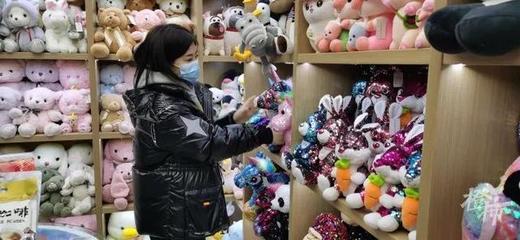 義烏中國小商品城開市了!能否實現(xiàn)&ldquo;人手一墩&rdquo;?記者走訪多家毛絨玩具店